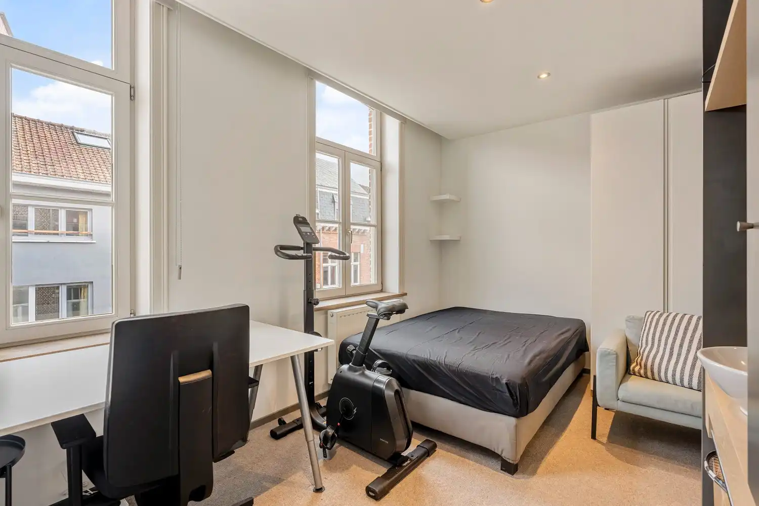 Grondig en stijlvol gerenoveerde burgerwoning met 5 slaapkamers, 3 badkamers en een tuin te centrum Leuven! foto 21