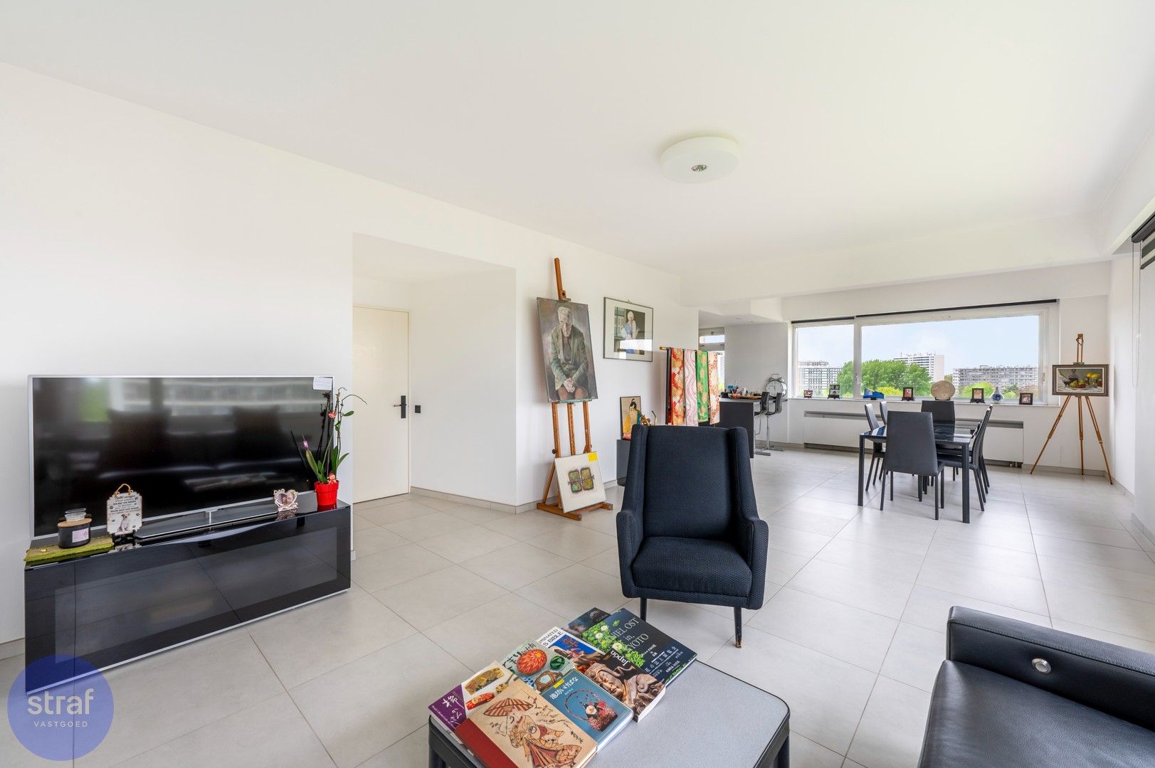 Ruim, lichtrijk appartement in de iconische Riverside Tower foto {{pictureIndex}}