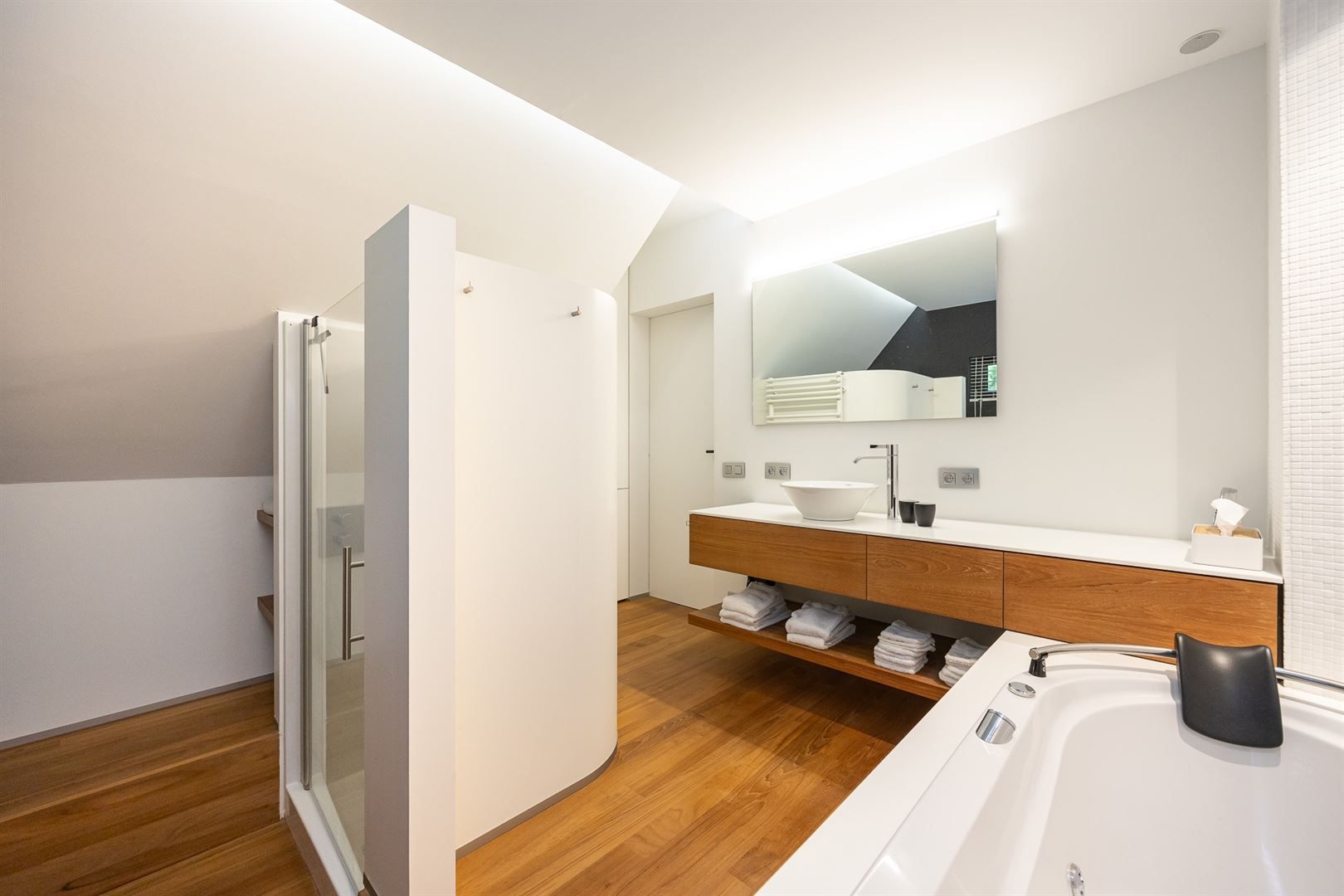 Stijlvolle villa met moderne uitbouw en zuidwest tuin. foto 19