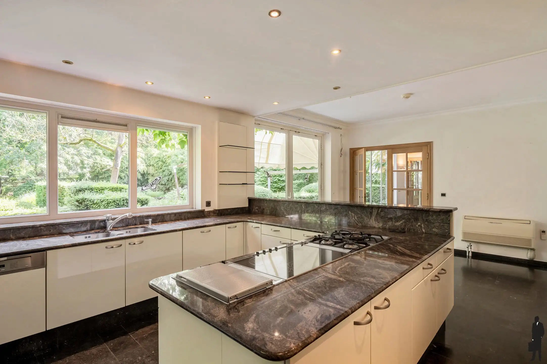 Op absolute toplocatie gelegen villa! foto 12