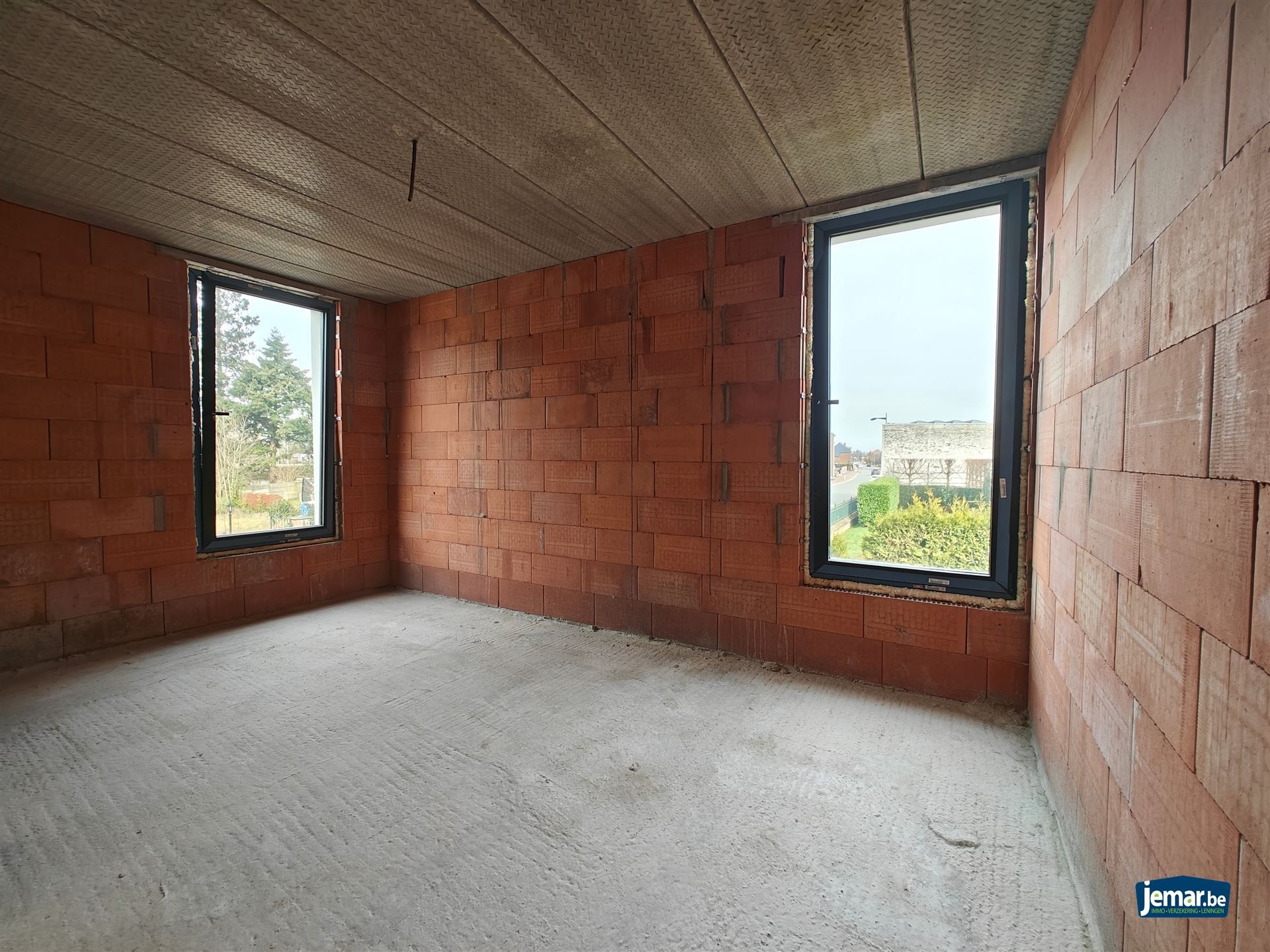 Zeer ruime casco woning in Leut, volledig naar eigen smaak af te werken! foto 9