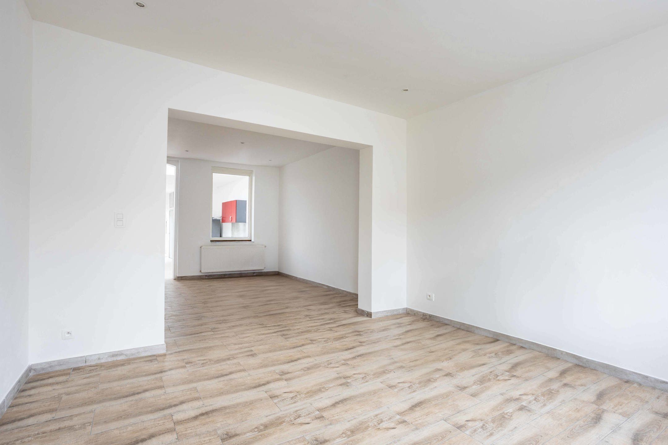 Gerenoveerde rijwoning met 3 slaapkamers en tuin. foto 2