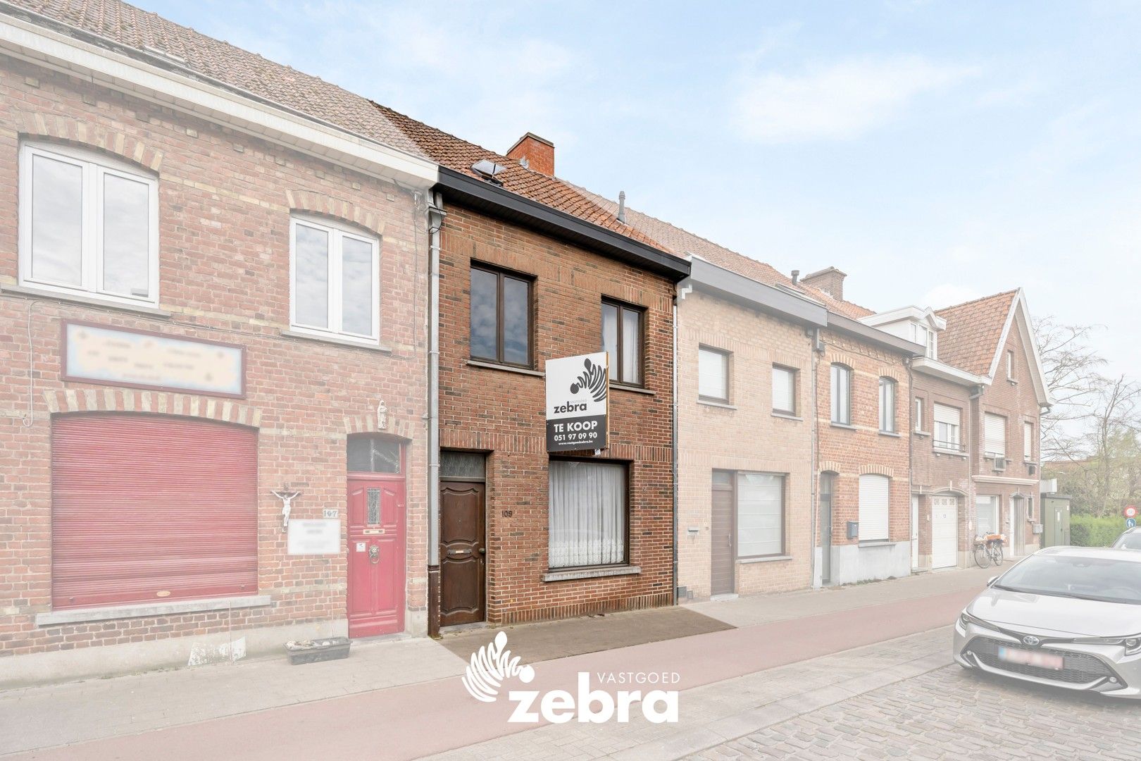 Hoofdfoto van de publicatie: Licht op te frissen stadswoning met drie slaapkamers te Roeselare!