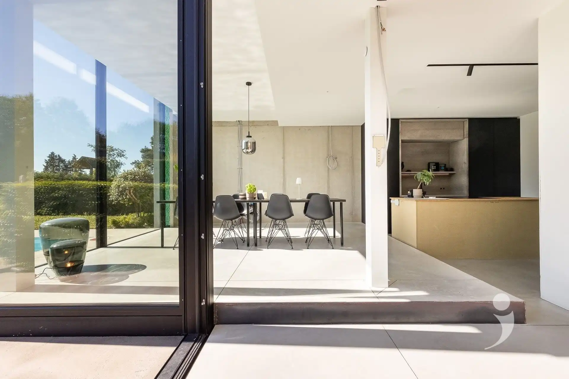 High-end architectenwoning met zwembad en prachtig zicht op de achterliggende weides foto 14