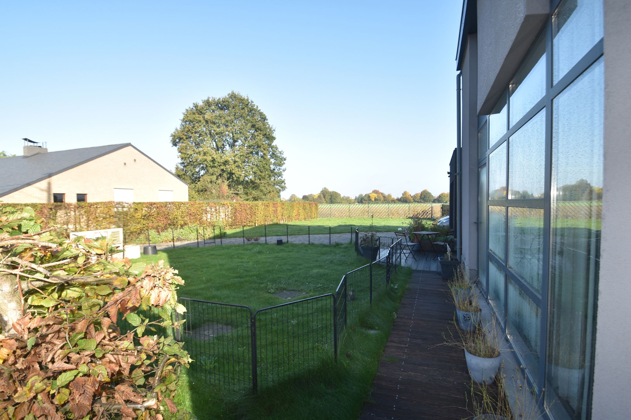 Instapklare Half-open woning met 3 slpk., terras, grote tuin, een ruime garage ((35 m²)  en oprit voor meerdere wagens foto 21