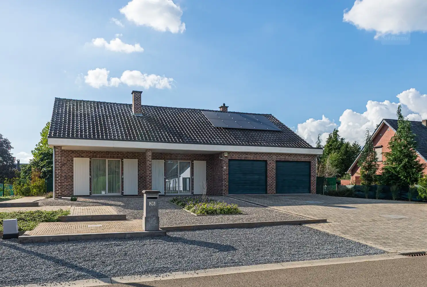 Ruime en uitstekend onderhouden gezinswoning met prachtige tuin en inpandige garage op een perceel van 1.490 m² foto {{pictureIndex}}
