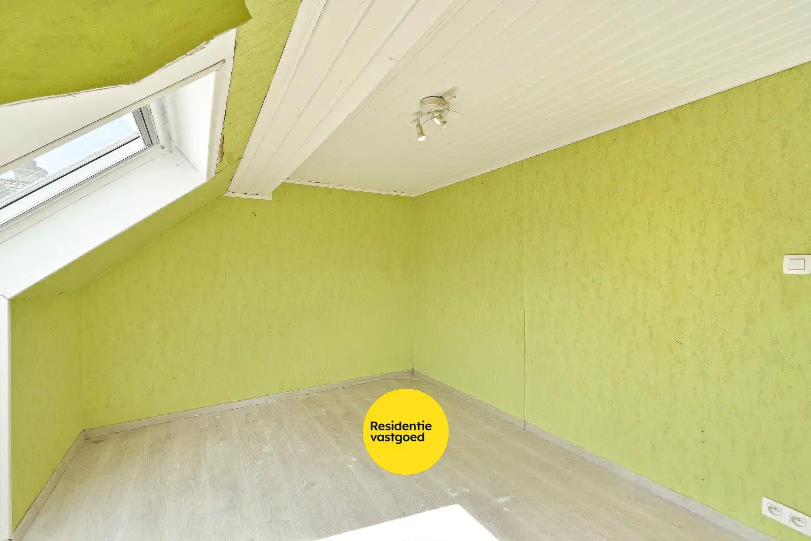 Woning met reeds aangevatte renovatie en veel potentieel foto 18