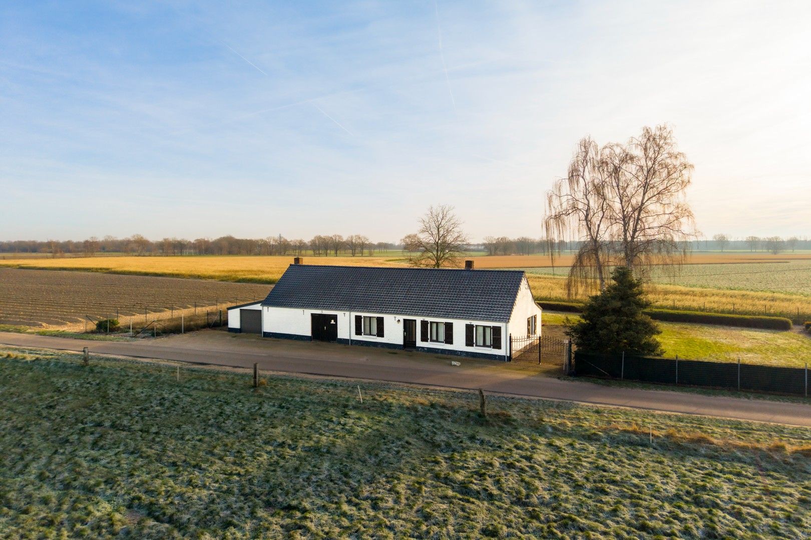 Karaktervolle langegevelhoeve met potentieel op 2.103 m², omgeven door weilanden en rust foto 2