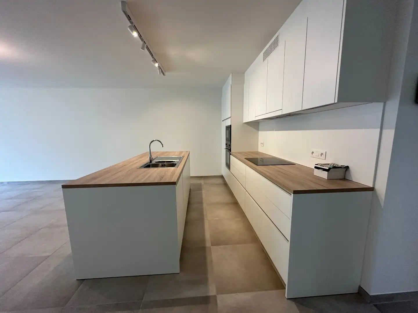Ruim en energiezuinig 2-slaapkamerappartement met twee terrassen in centrum Ieper! foto 4