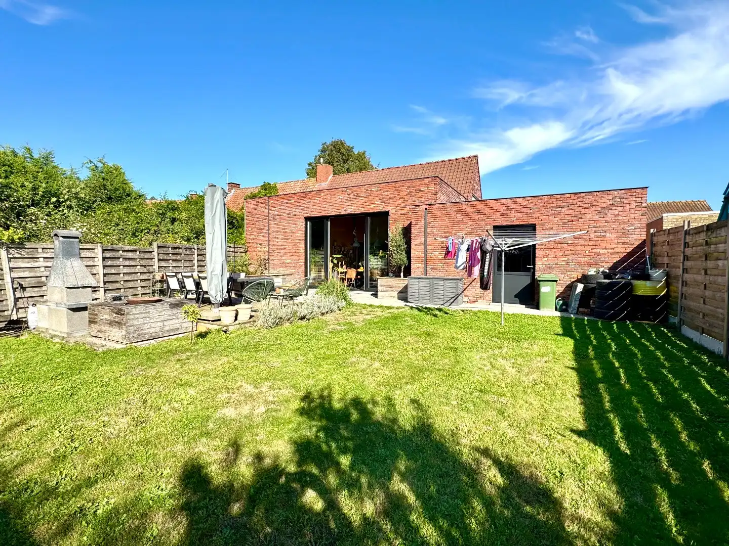 HALFOPEN WONING MET 2 SLPKS (3 MOGELIJK), GARAGE EN TUIN foto 2