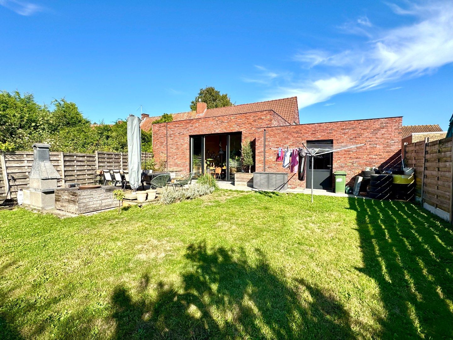 HALFOPEN WONING MET 2 SLPKS (3 MOGELIJK), GARAGE EN TUIN foto 2