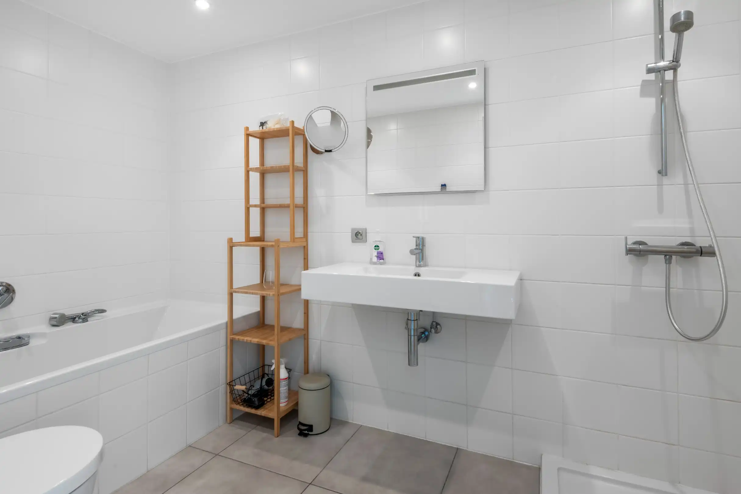 Mooi, instapklaar appartement gelegen vlakbij de Dumortierlaan en de Zeedijk. Inpandige garage te koop ! foto 13