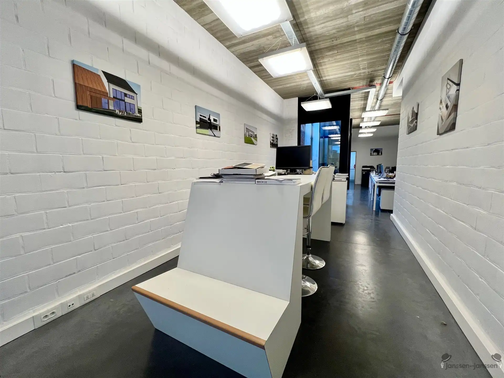 Centraal gelegen handelspand foto 3