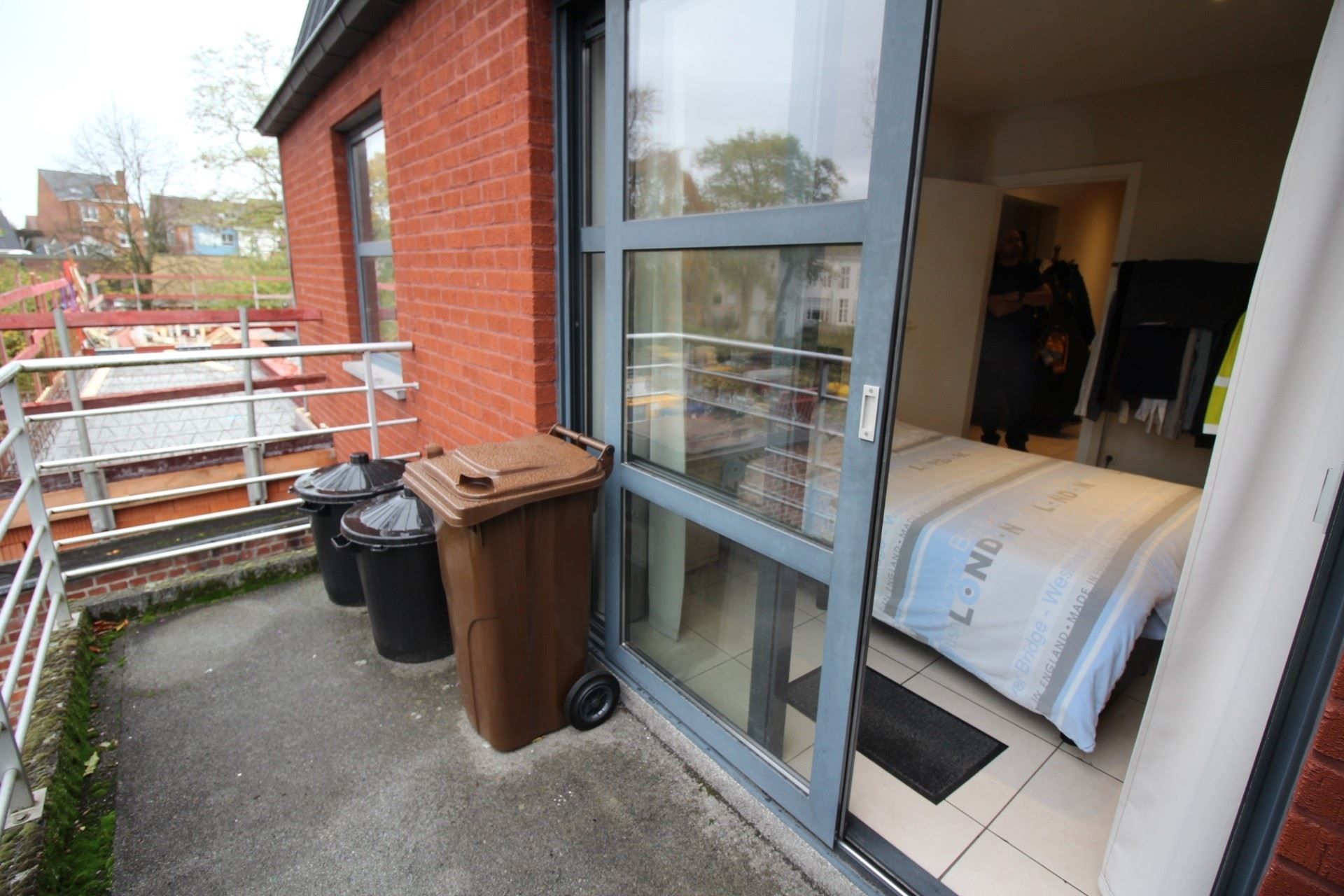 Ruim 2-slaapkamer appartement te huur, grote afgesloten garage inbegrepen. foto 12