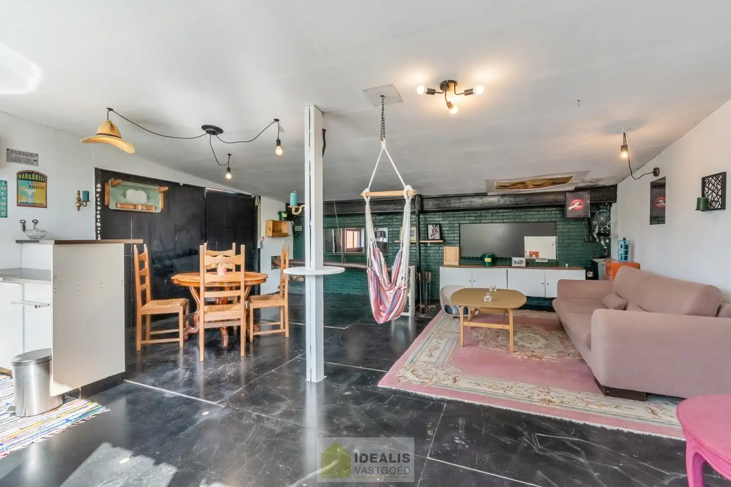 IDEALIS VASTGOED – EENGEZINSWONING MET EEN KNAPPE LEEFRUIMTE MET OPEN HAARD EN AANSLUITEND OPEN MODERNE KEUKEN, EEN HEERLIJKE VERANDA, MOGELIJKHEID TOT 4 SLAAPKAMERS, 2 BADKAMERS, 2 GARAGES EN EEN RUIM WERKHUIS MOMENTEEL INGERICHT ALS LOUNGERUIMTE, VOLLEDIG AANGELEGD MET EEN KNAPPE TUIN OP EEN PERCEEL VAN 8A 65CA! Deze ruime gezinswoning omvat +- 204m² netto bewoonbare oppervlakte met een aangename woonkamer bestaande uit zit-en eetgedeelte, een open moderne keuken, veranda, mogelijkheid tot 4 slaapkamers en 2 badkamers. Momenteel is de woning ingericht als 2 aparte woongelegenheden. Tevens beschikt de woning over een apart garagegebouw bestaande uit 2 garages met achterliggend een werkhuis momenteel ingericht als loungeruimte. Een unieke kans voor kandidaten op zoek naar een ééngezinswoning voorzien van alle faciliteiten op een fijne locatie tussen de centra van Oudsbergen, Bocholt, Bree en Peer! De huidige eigenaar heeft reeds een nieuw dak aangekocht. Dit wordt geplaatst voor de... foto 33