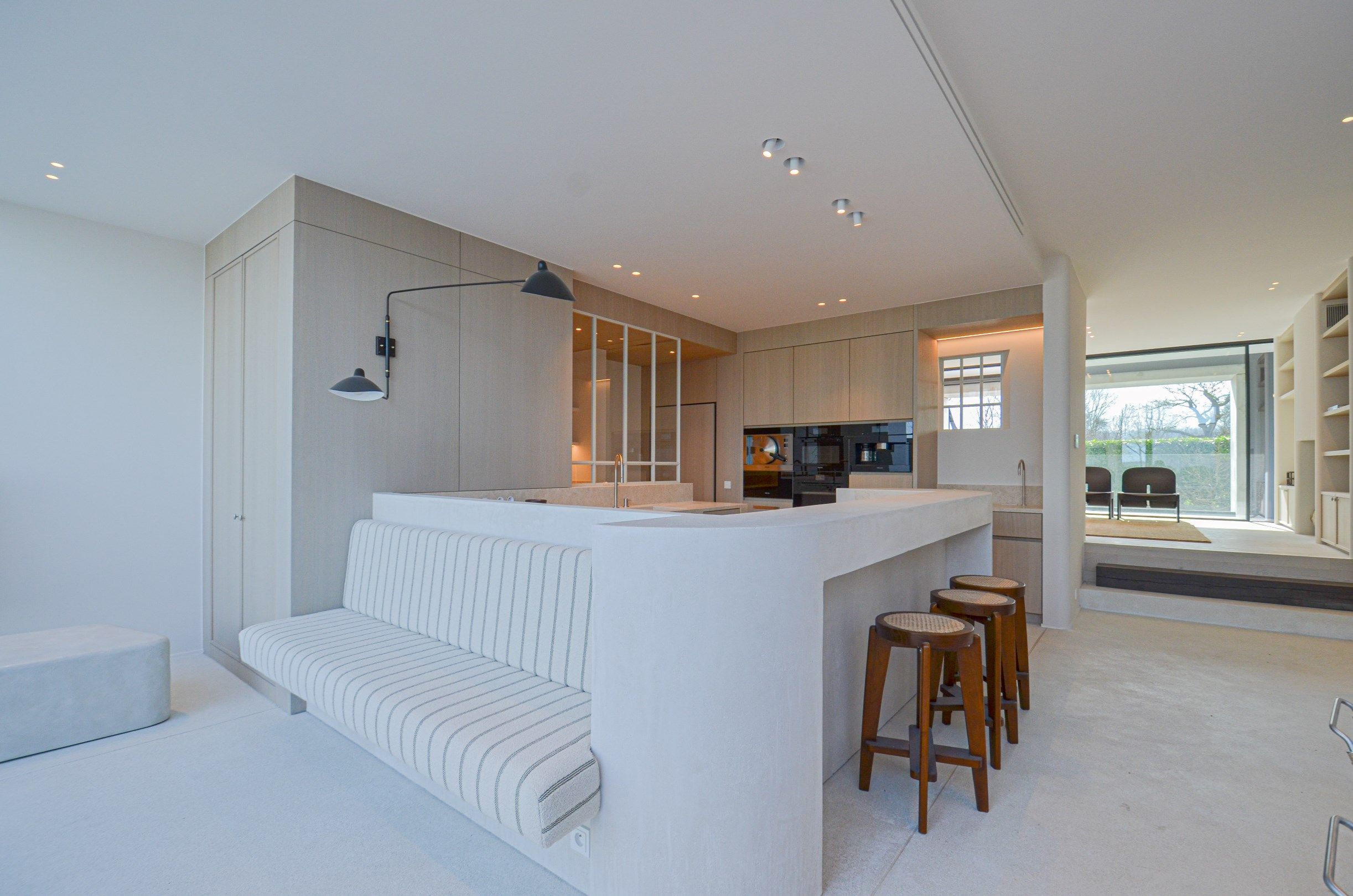 Exclusieve  nieuwbouwwoning afgewerkt met buitengewone materialen en design. foto 10