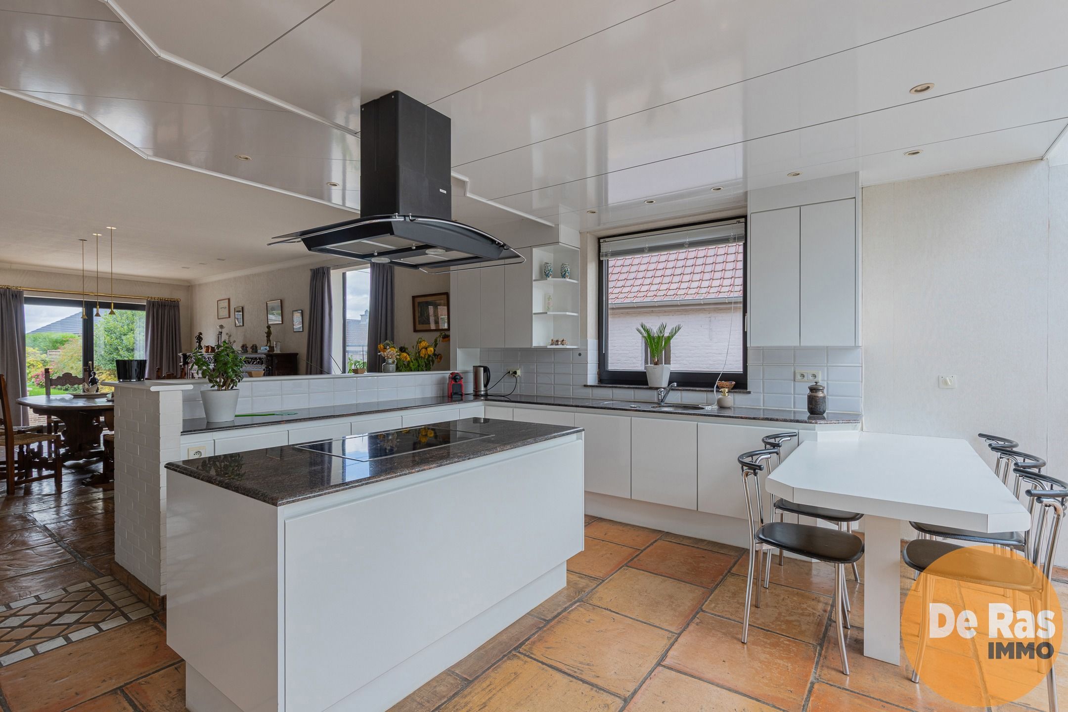 HERZELE - Degelijke 3-gevelwoning met tuin foto 10