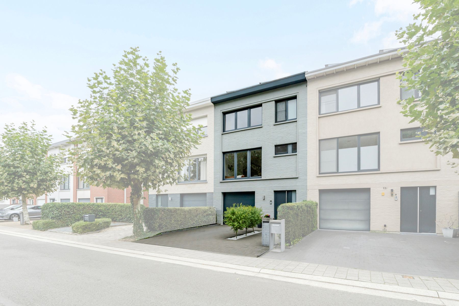 Instapklare bel-etagewoning met 4 slaapkamers in Aartselaar foto {{pictureIndex}}