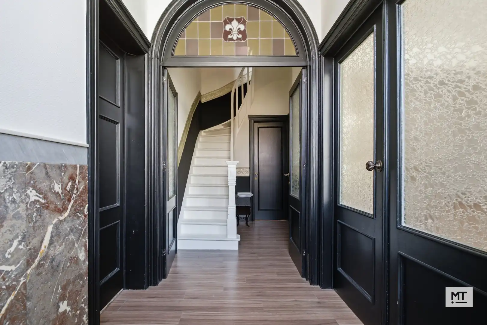 Bijzonder ruime herenwoning te koop in het centrum van Ieper foto 2