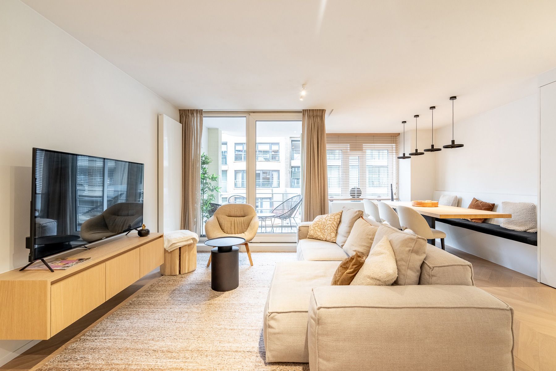 Volledig gerenoveerd appartement met 2 volwaardige slaapkamers – centrum Knokke foto {{pictureIndex}}