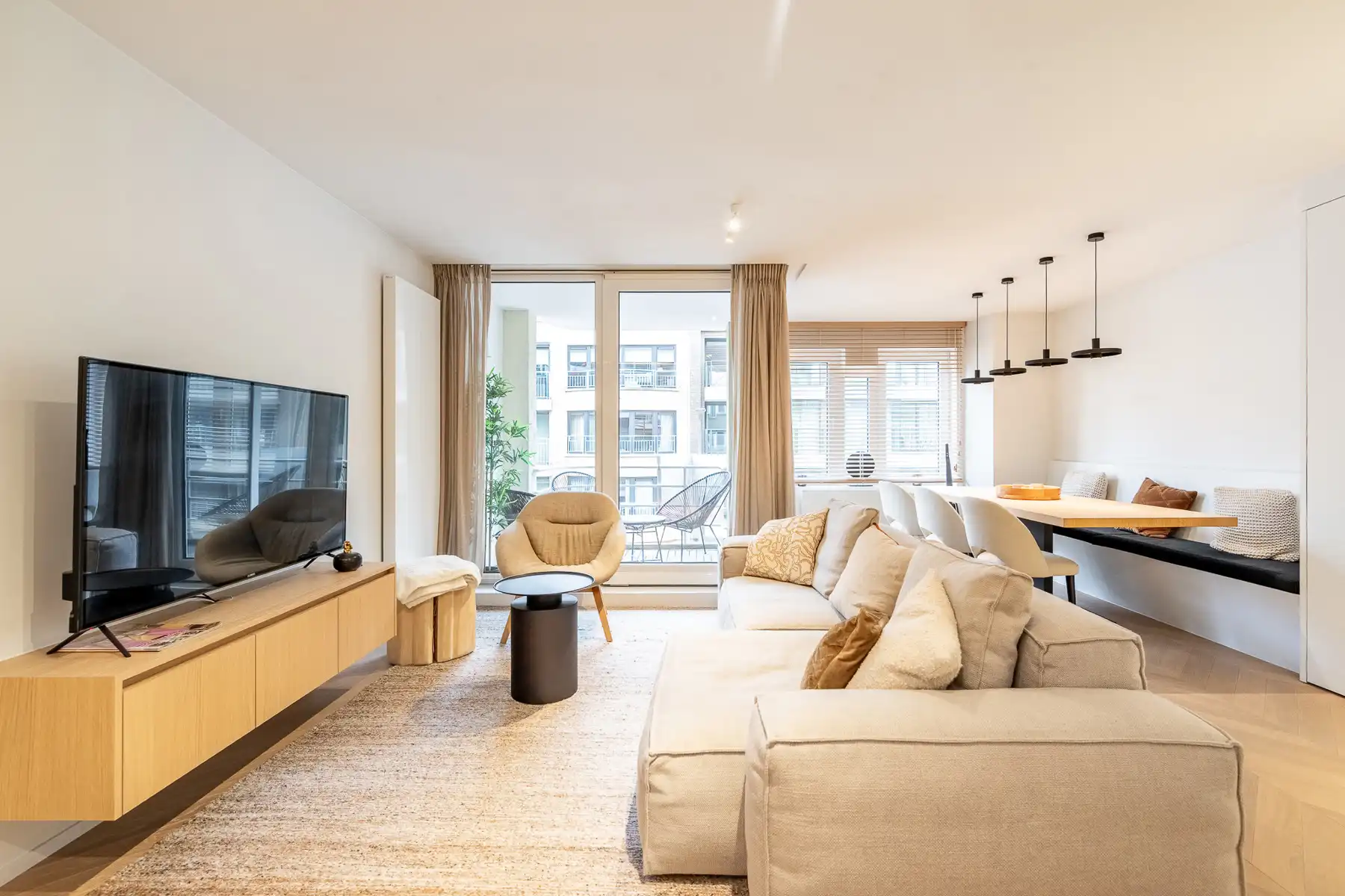 Volledig gerenoveerd appartement met 2 volwaardige slaapkamers – centrum Knokke foto {{pictureIndex}}