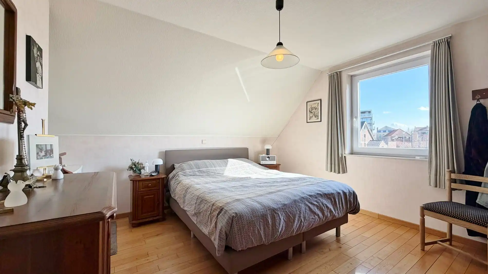 Halfopen bebouwing in rustige, kindvriendelijke straat met garage en zonnige tuin.  foto 10