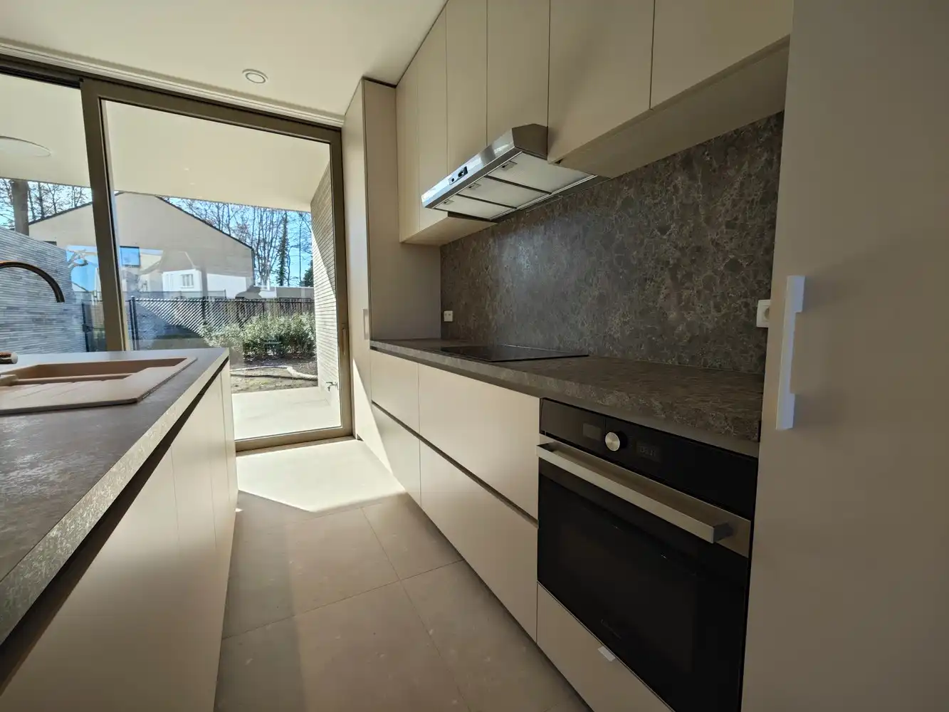 High-end nieuwbouw-appartement met ruim terras, privétuintje, parking en ruime buitenberging foto 10