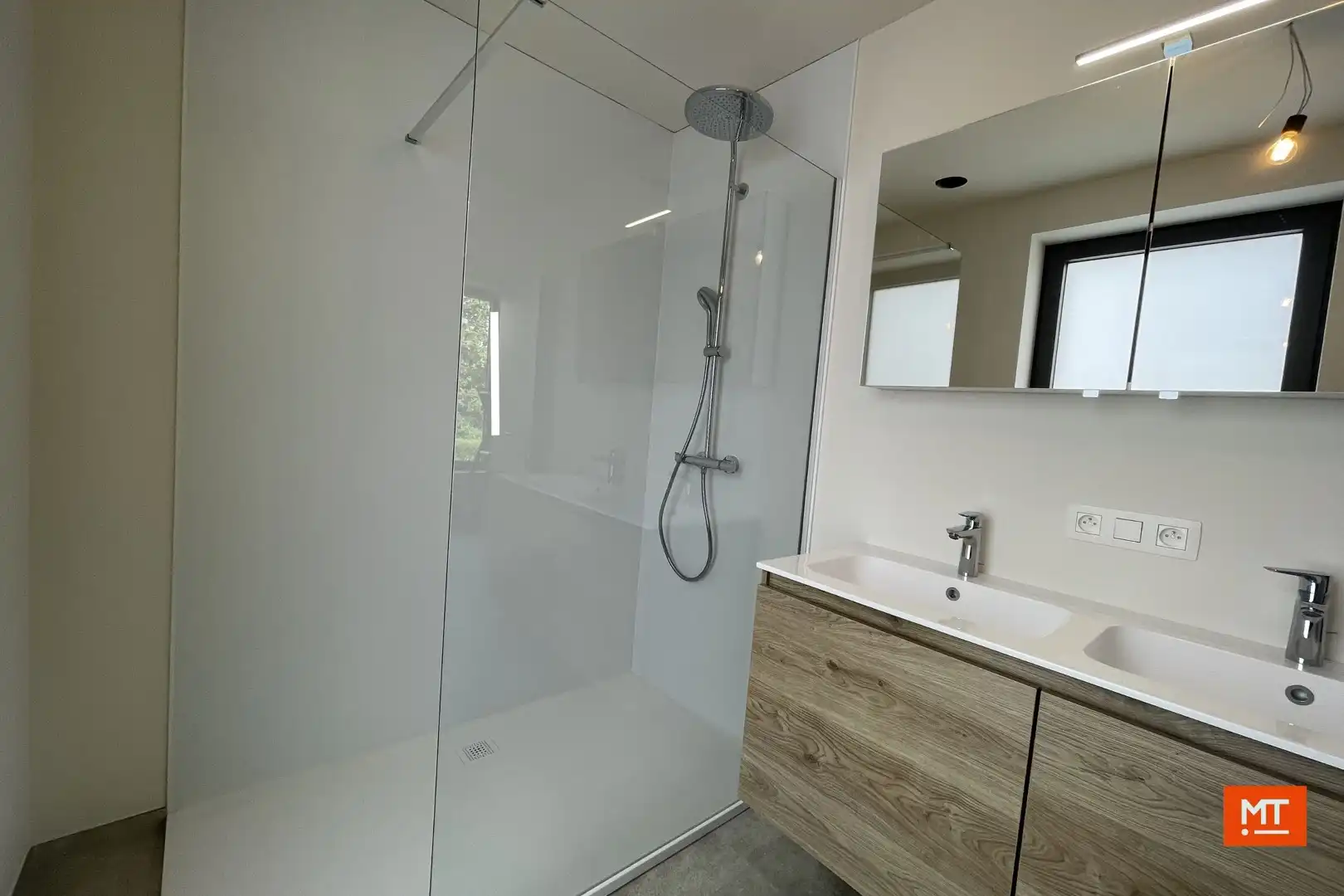 Nieuwbouwwoning te huur met 3 ruime slaapkamers en carport foto 12