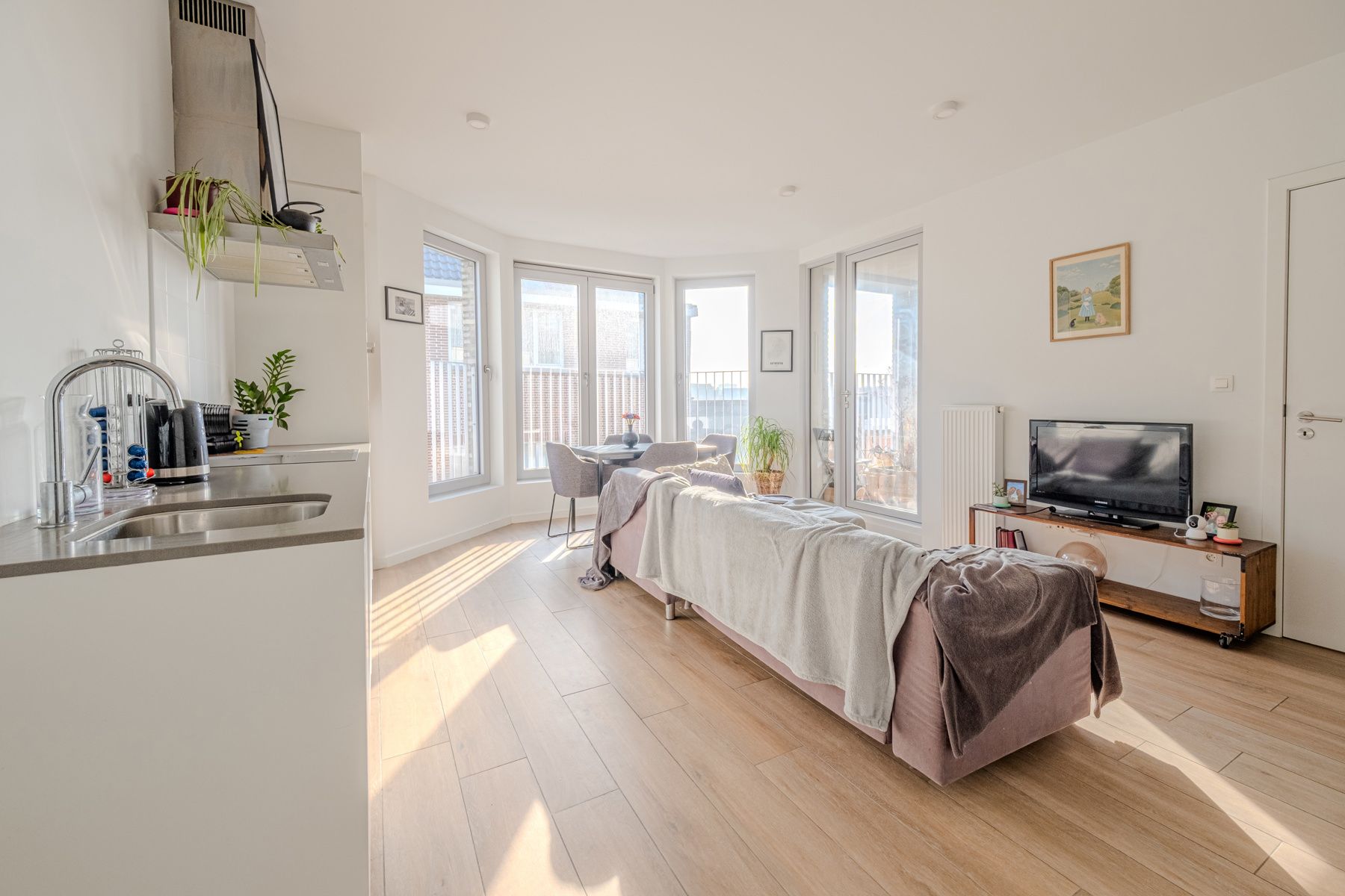 Modern appartement met terras aan Park Spoor Noord foto 7