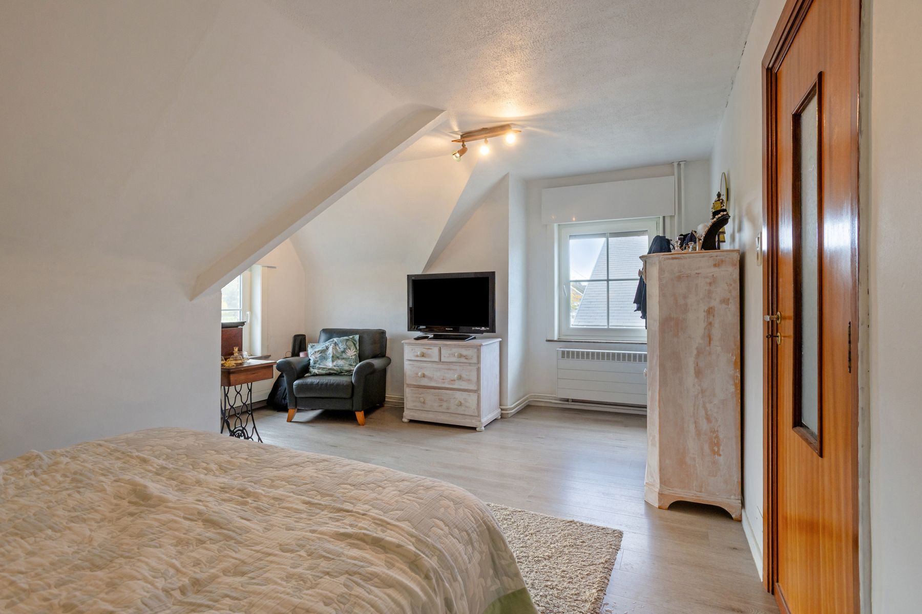 Te moderniseren halfopen woning met tuin en garage foto 17