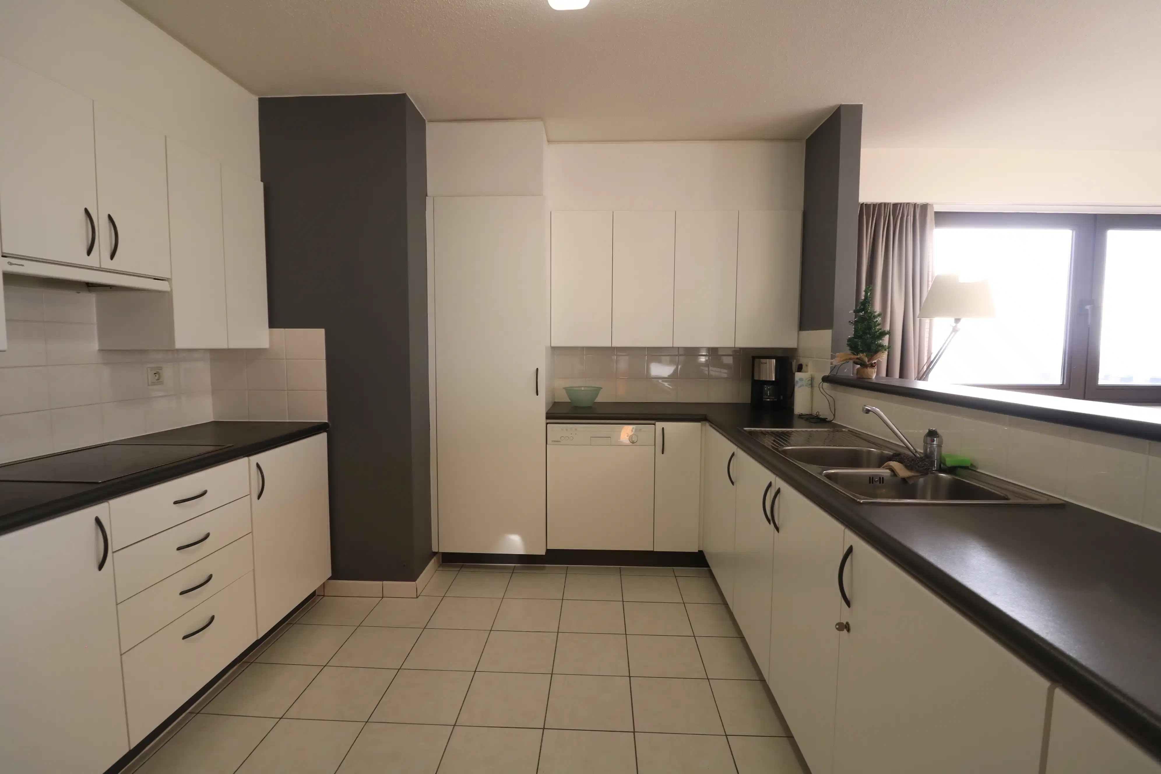 Zeer ruim 1-slaapkamerappartement (86m²) met bijzonder groot terras op de 9de verdieping van de residentie Bristol Palace foto 4