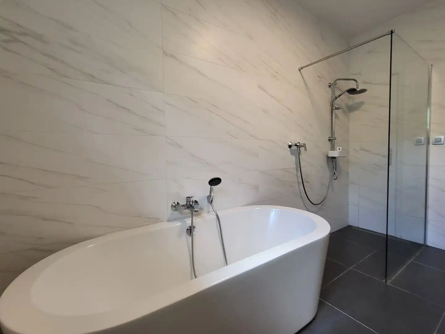 In een landelijke omgeving bevindt zich deze grondig gerenoveerde woning op een mooi perceel van 1.102 m². foto 24