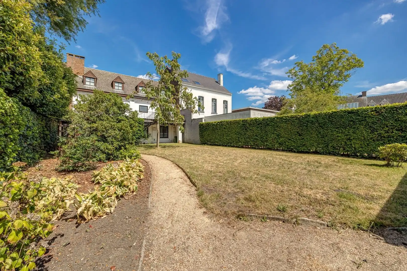 Grote woning in de dorpskern, met tuin en achter-uitweg. 'Must-see'! foto 23