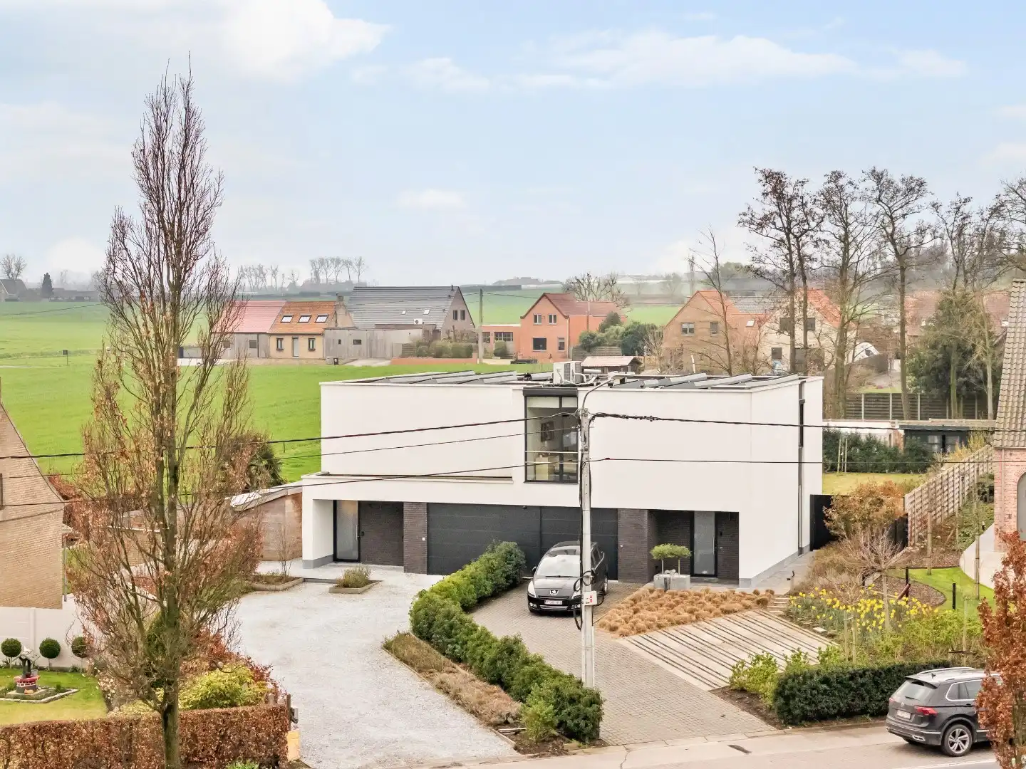 Recente en energiezuinige woning met 3 slaapkamers, ruime garage en tuin. foto {{pictureIndex}}