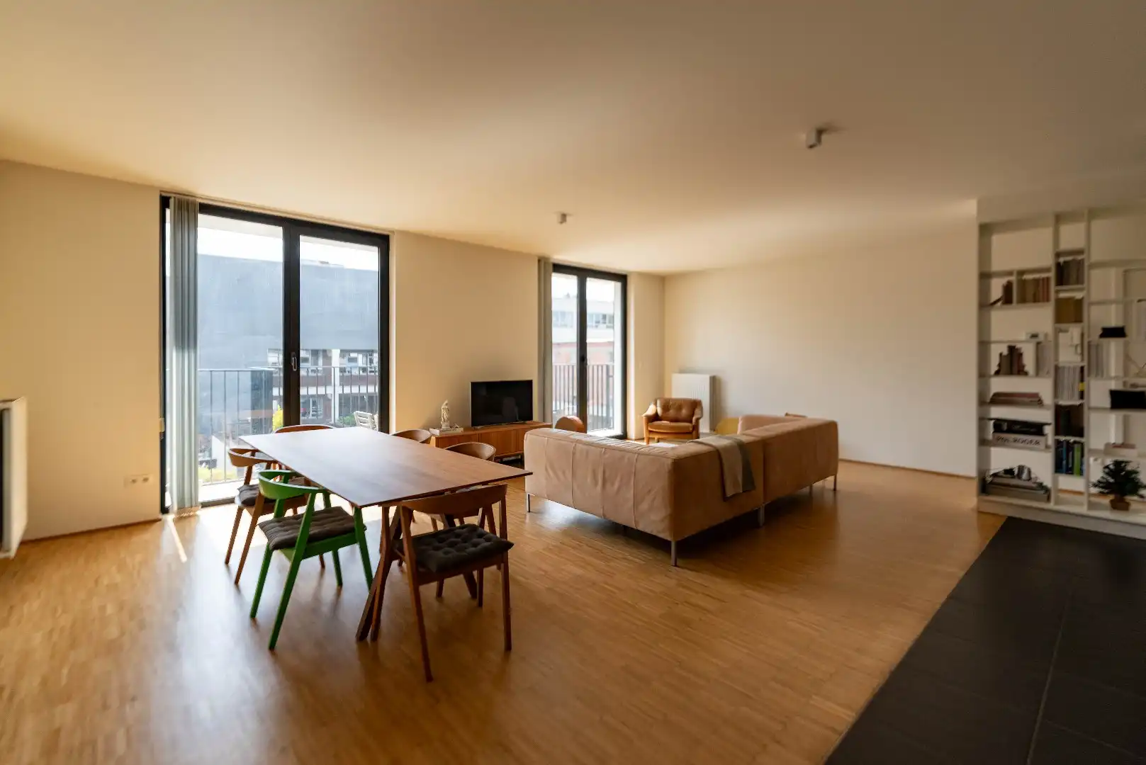 Luxueus appartement met 2 slk, terras en parking foto 3