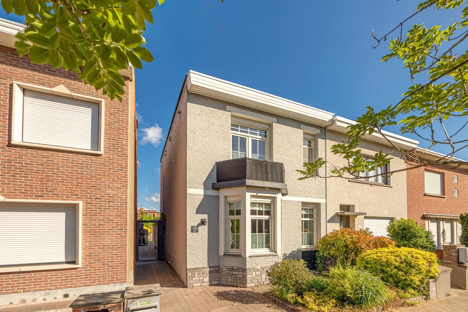 Instapklare halfopen woning in het hart van Kapellen foto {{pictureIndex}}