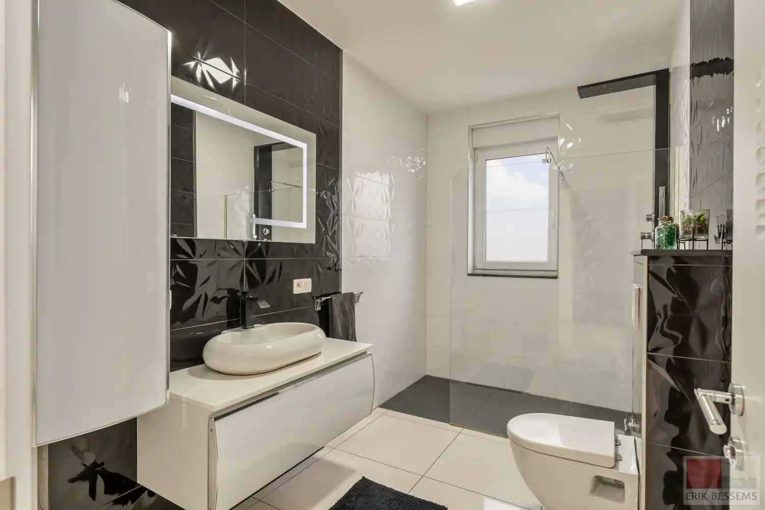 Prachtige en ruime woning met een woonoppervlakte van ca. 277 m², gebouwd in 2018 met vloerverwarming en voorzien van 5 volwaardige slaapkamers en 3 badkamers foto 5