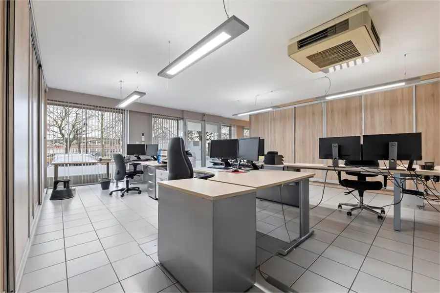 RUIME KANTOORRUIMTE VLAKBIJ HET CENTRUM VAN SINT-TRUIDEN foto 17