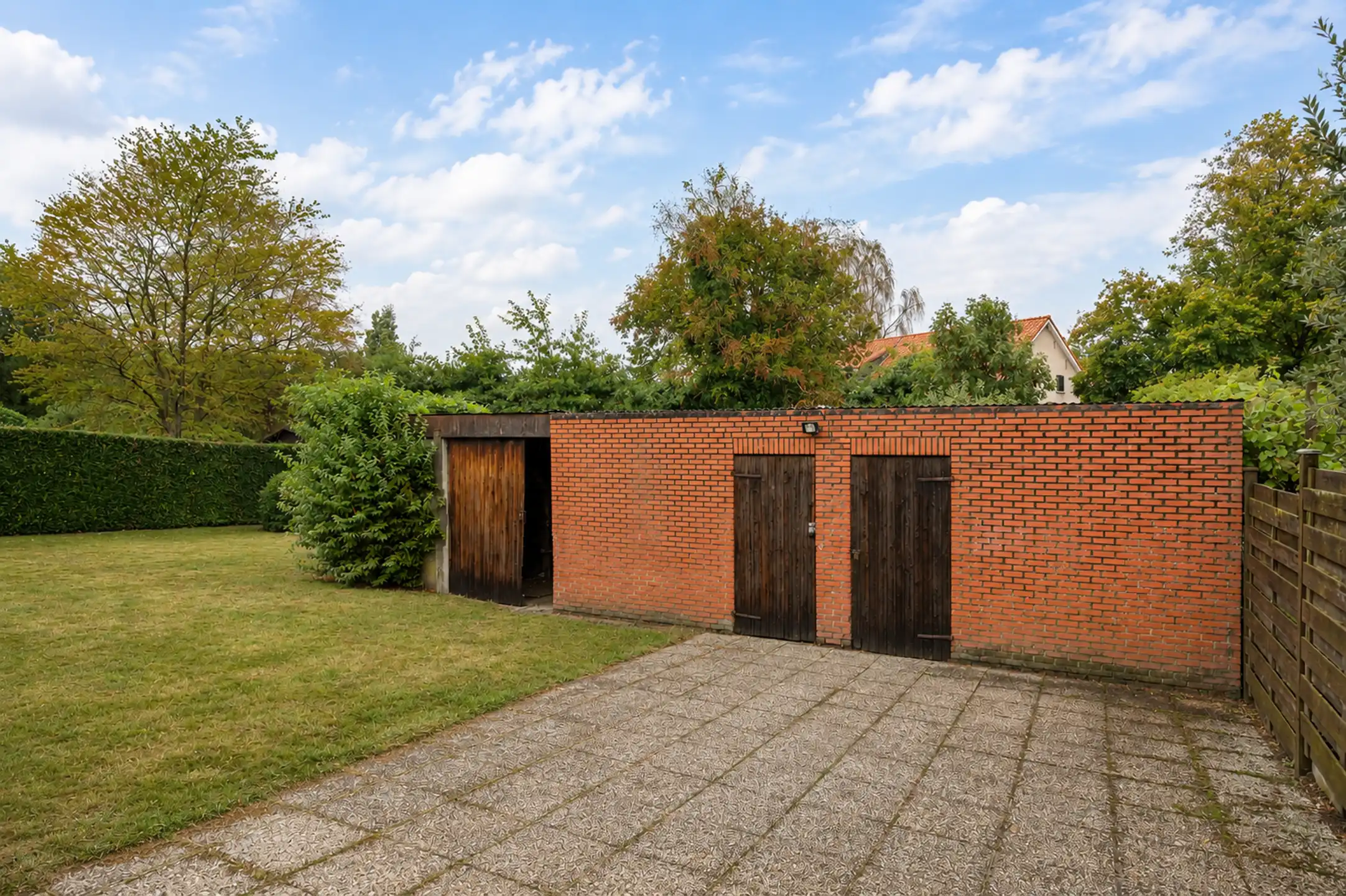 Vrijstaande renovatiewoning met 3 slaapkamers, garage en diepe tuin foto 16