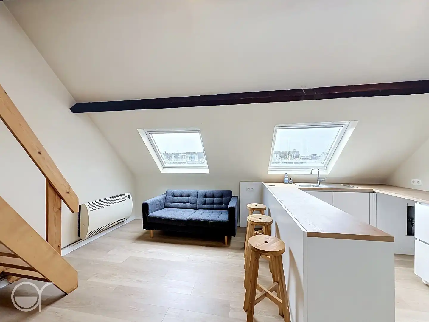 Bemeubelde studio met mezzanine aan de Visserij in Gent foto 2