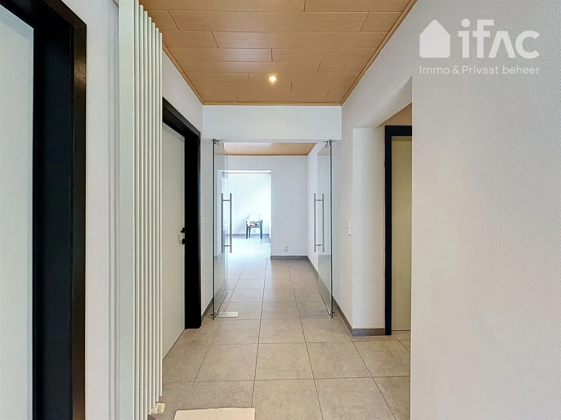 Fijn gelegen 2 slaapkamer appartement met tuin foto 2