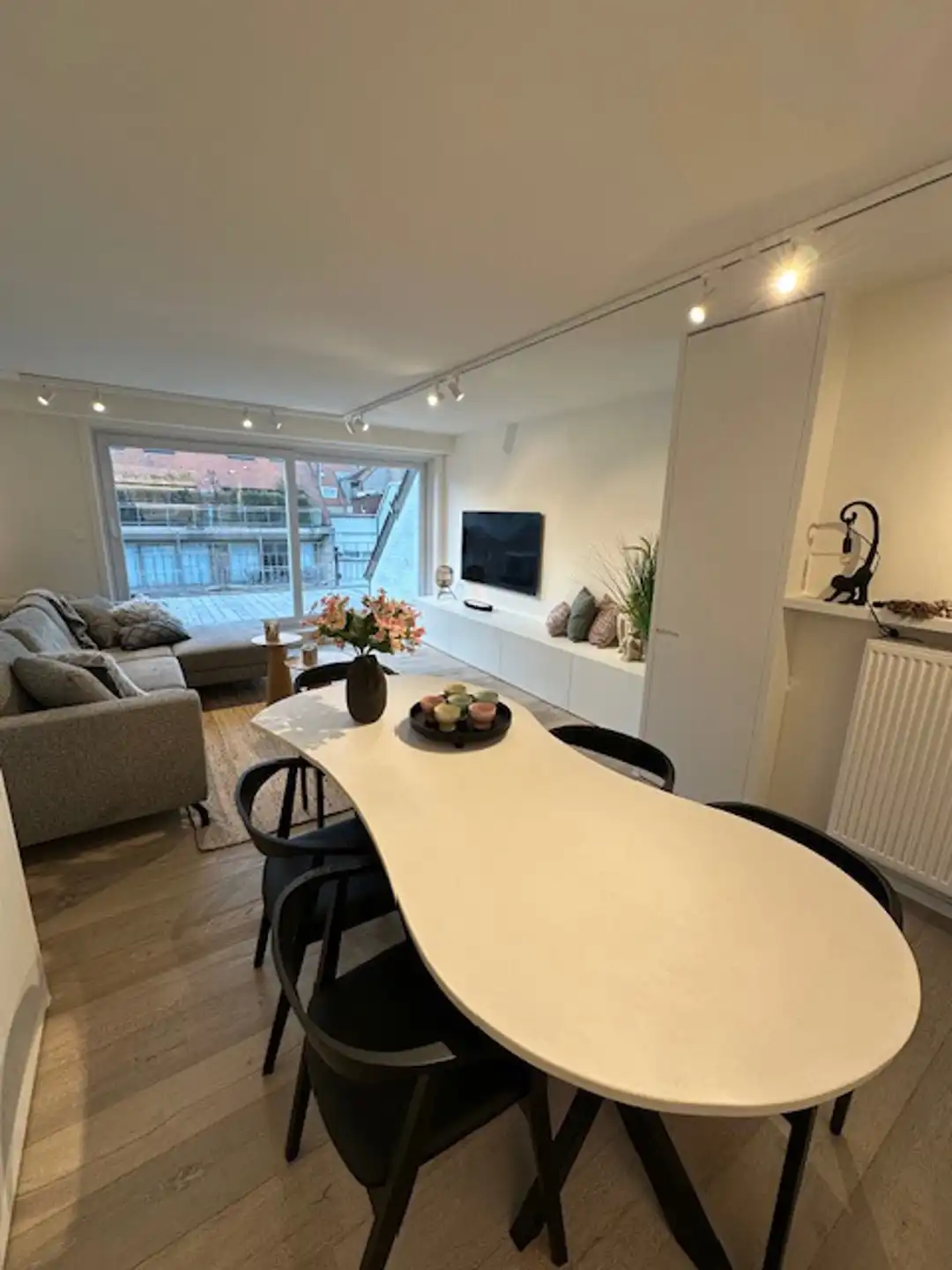 Stijlvol gerenoveerd appartement op een zucht van de zee! foto 3