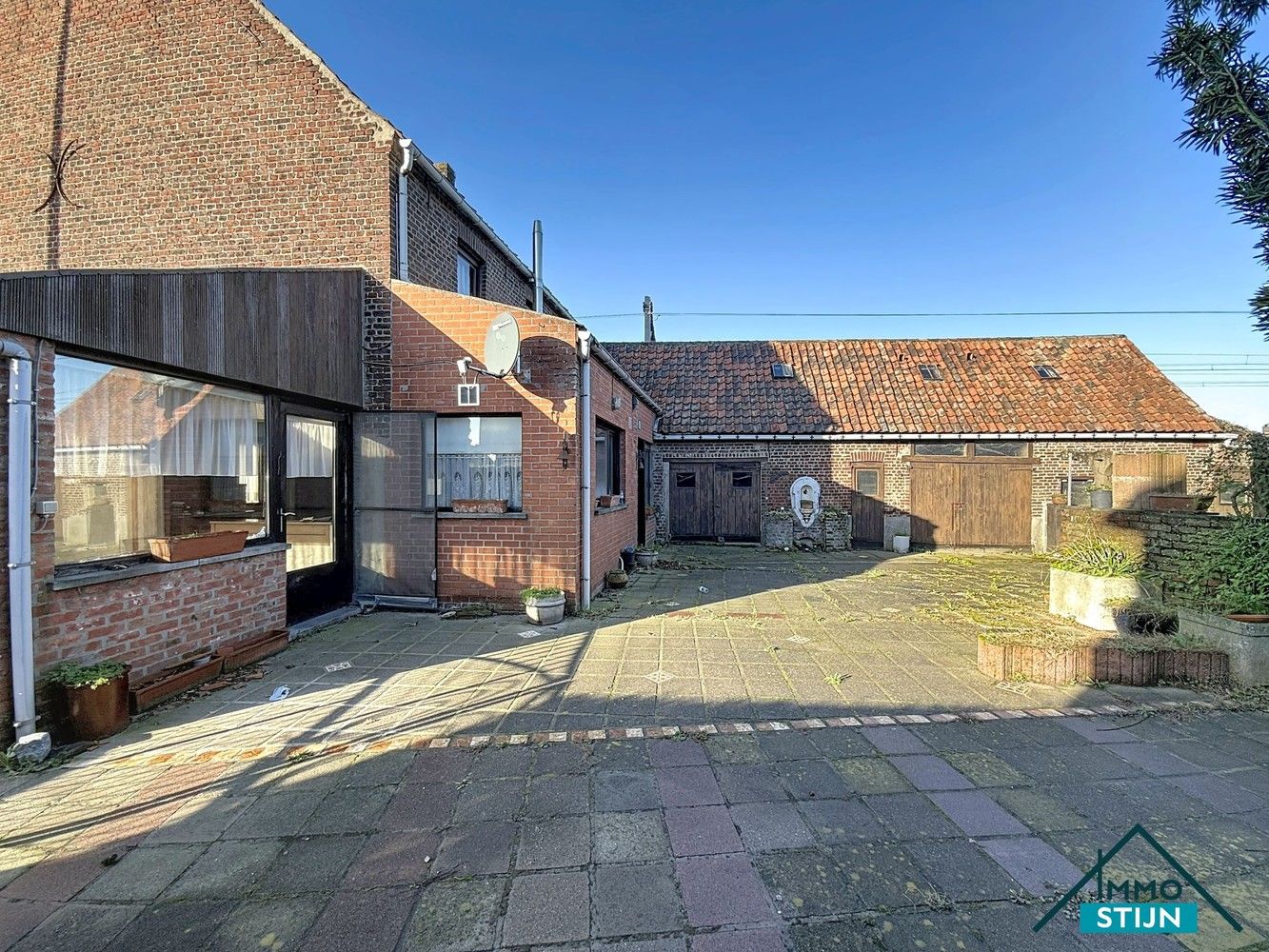 Ruime te renoveren woning met veel potentieel foto 19
