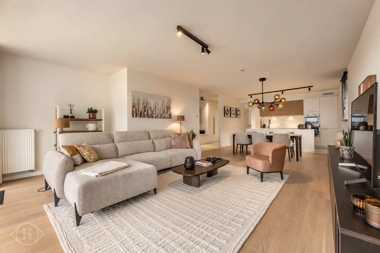Ruim appartement met 3 slaapkamers en staanplaats foto {{pictureIndex}}