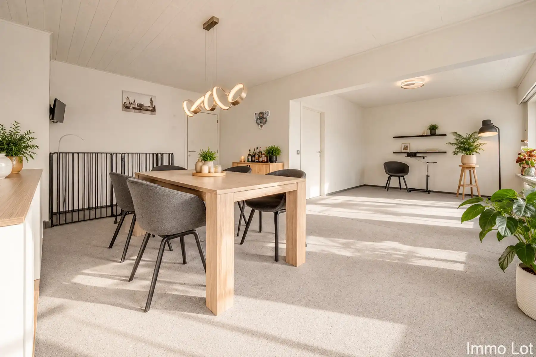 Woning met groot magazijn, dubbele garage en apart bureau foto 6