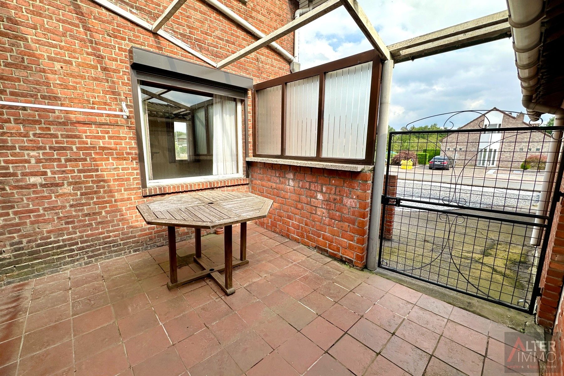 Te renoveren woning uit 1949 met achterbouw en garage op een hoekperceel van 5a 24ca. Deze open bebouwing ligt in een residentiële buurt. foto 21