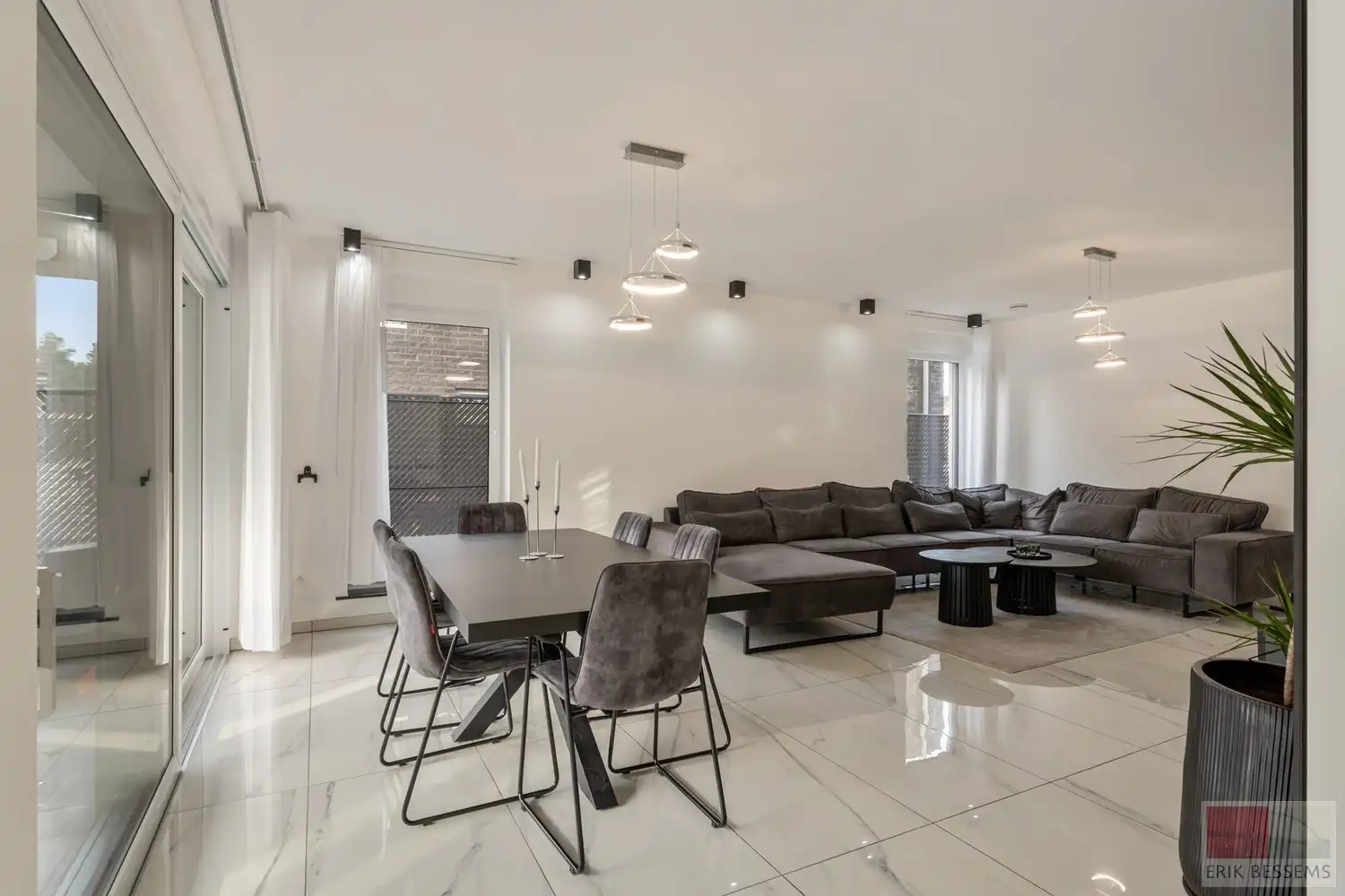 Prachtige en ruime woning met een woonoppervlakte van ca. 277 m², gebouwd in 2018 met vloerverwarming en voorzien van 5 volwaardige slaapkamers en 3 badkamers foto 10