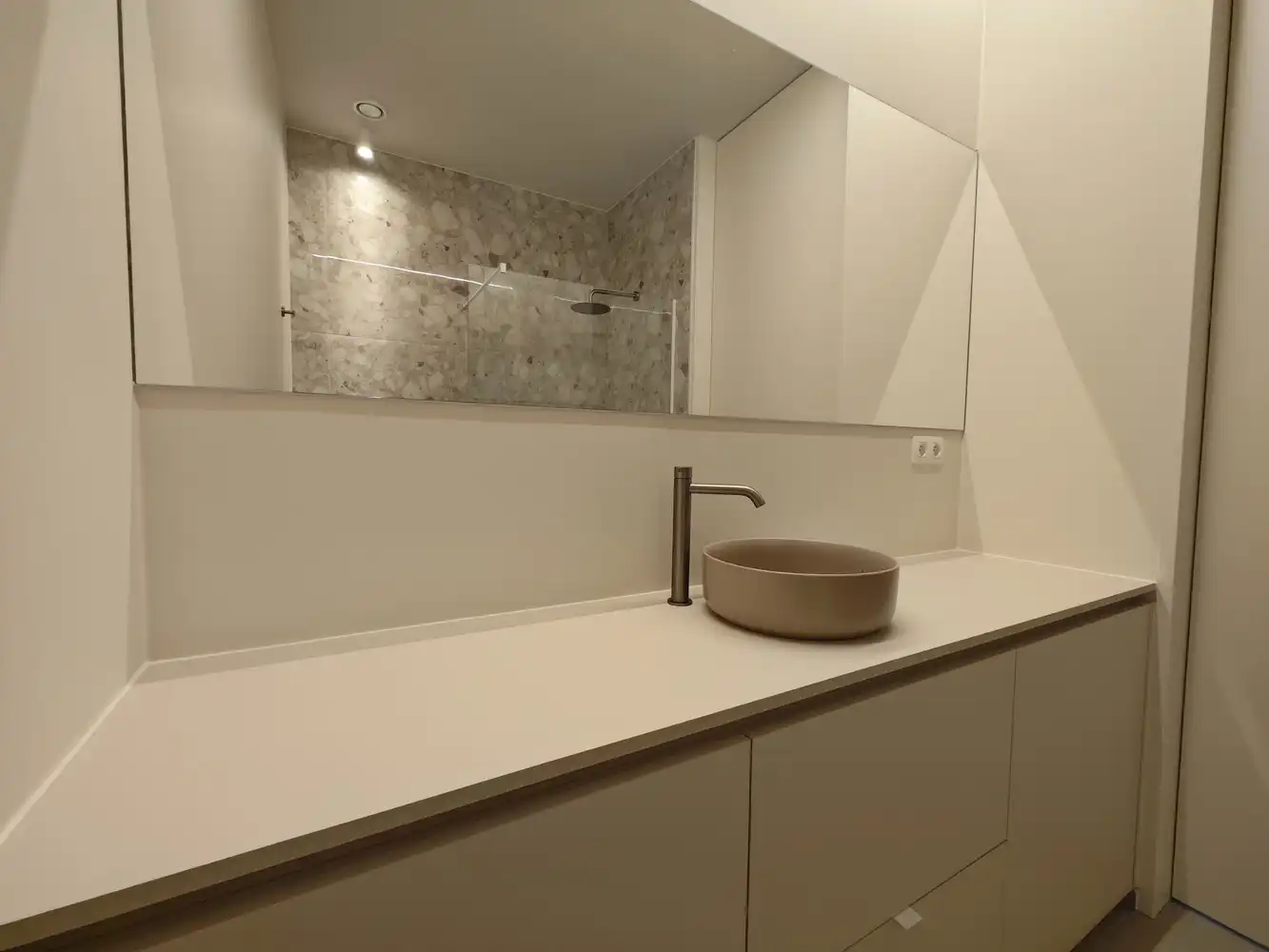 High-end nieuwbouw-appartement met ruim terras, privétuintje, parking en ruime buitenberging foto 17