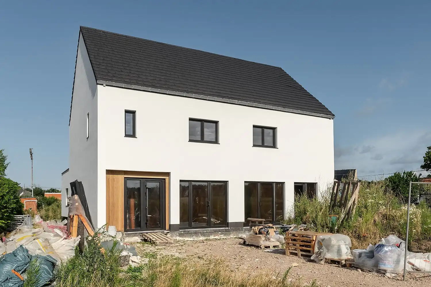 Ruime half open SEMI CASCO gezinswoning op een mooi perceel foto {{pictureIndex}}