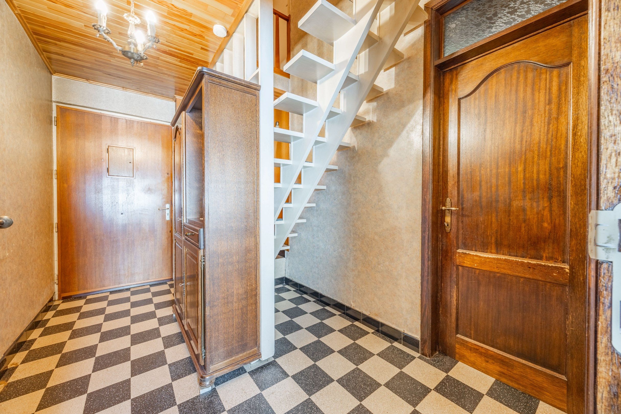 TE RENOVEREN WONING MET GARAGE  foto 2